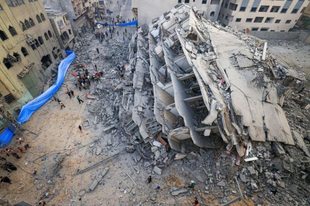 Edificio destruido en Gaza durante bombardeos israelíes.