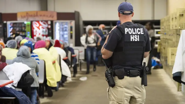 Policía en la redada en Misisipi