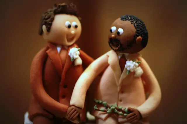 ஜென்னி டவ்னிங்: “பாதாம் மற்றும் முட்டையின் வெள்ளைக்கரு கலந்து செய்யப்பட்ட திருமண கேக் உருவங்களின் தொடுதல் தருணம்”