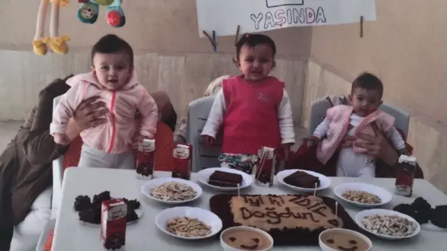 Konya Ereğli Cezaevi'nde gardiyanların çektiği bir doğum günü fotoğrafı.