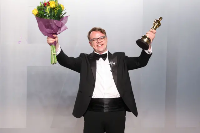 Pavel Talankin với tượng vàng Oscar trên tay