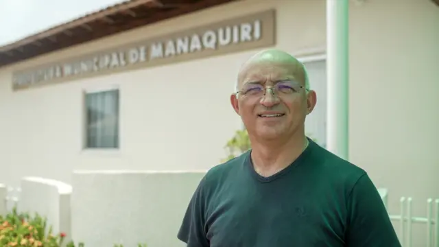 Prefeito de Manaquiri, Jair Souto - homem careca de pele clara em frente à prefeitura 