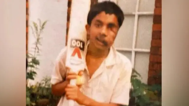 Dečak sa palicom za kriket 