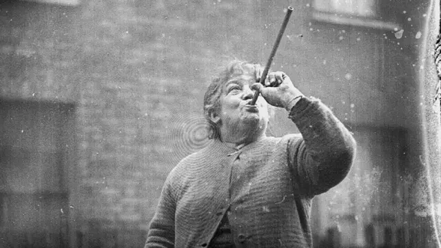 Despertadora humana en plena tarea