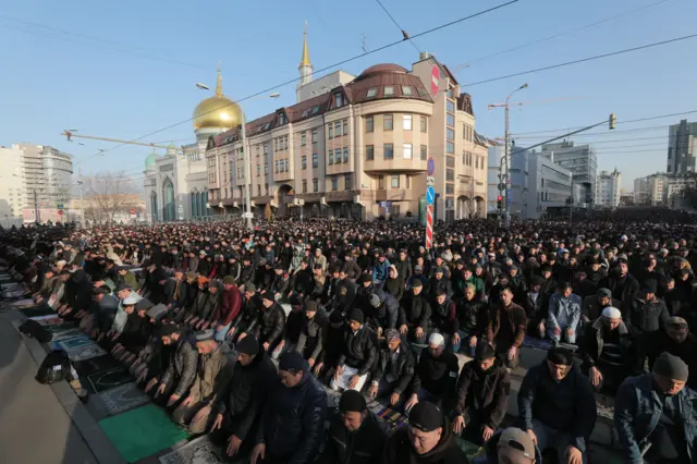 يؤدي المسلمون صلاة عيد الفطر خارج مسجد سوبورنايا المركزي في موسكو، روسيا