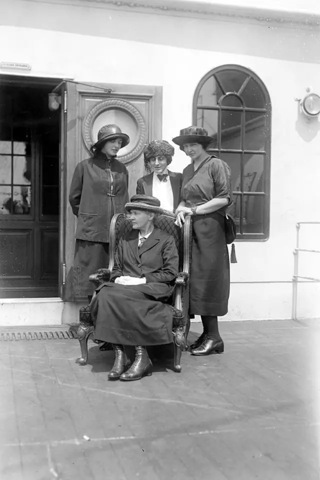 Marie Sklodowska-Curie, suas filhas Irene e Eve e Marie Meloney