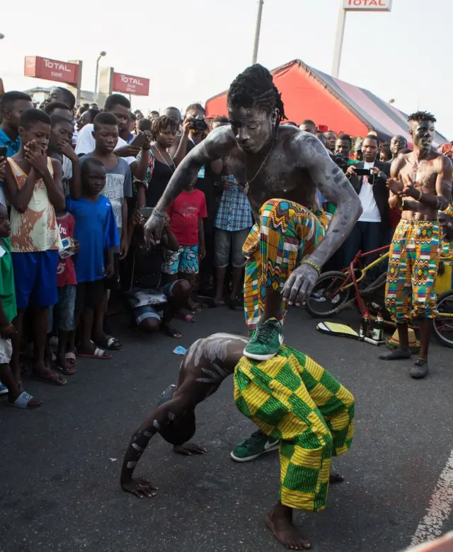 Sawirkan waxaa la qaaday August 19, 2017, waxaana ka muuqda kooxda qalaama rogadka oo dhoollatus samaynaya intii lagu jiray dabbaaldegga sannadlaha ah ee Chale Wote Street Art Festival