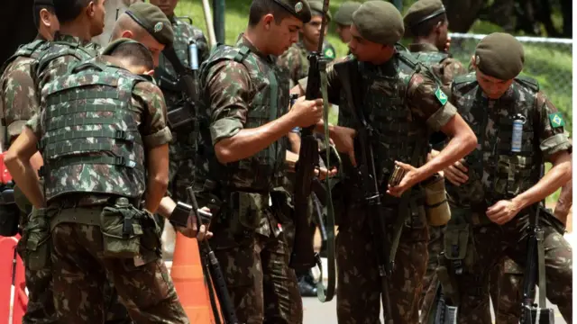 Militares se preparando para fazer segurança da possetwin cassinoBolsonaro