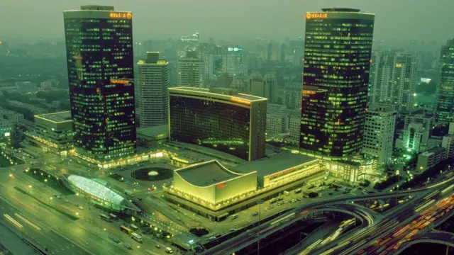 Vue du China World Trade Center de nuit à Pékin, en 2002, Chine.