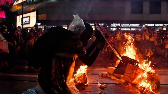 হংকংয়ের বিক্ষোভ দিনকে দিন সহিংস চেহারা নিচ্ছে