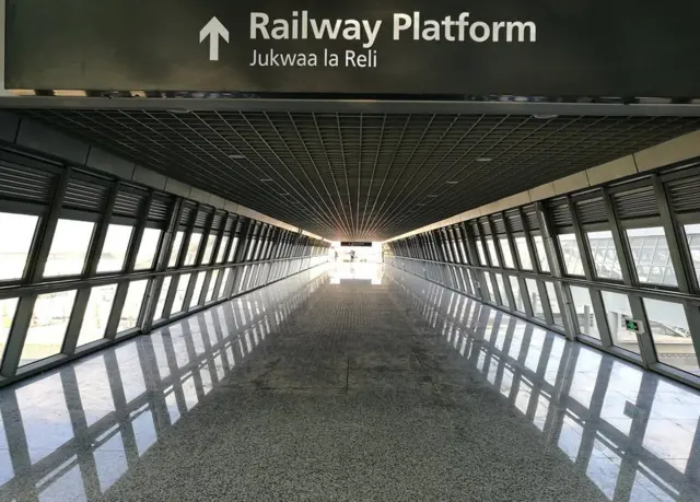 रेलवे प्लेटफॉर्म की ओर जाता रास्ता