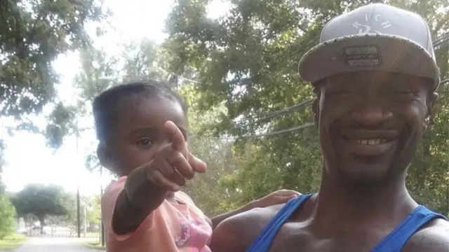 George Floyd akiwa amembeba Gianna