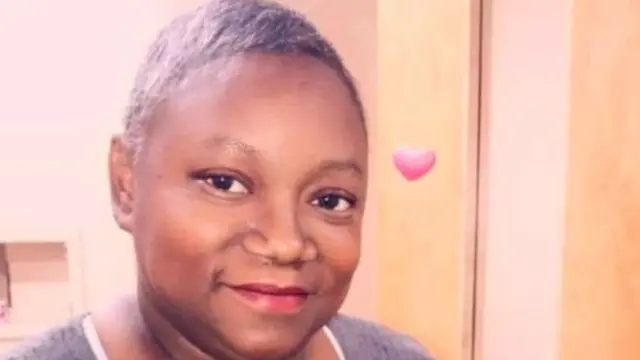 እዛ ሓኪም፡ ስማ ሱዛን ሙር እያ ትበሃል።