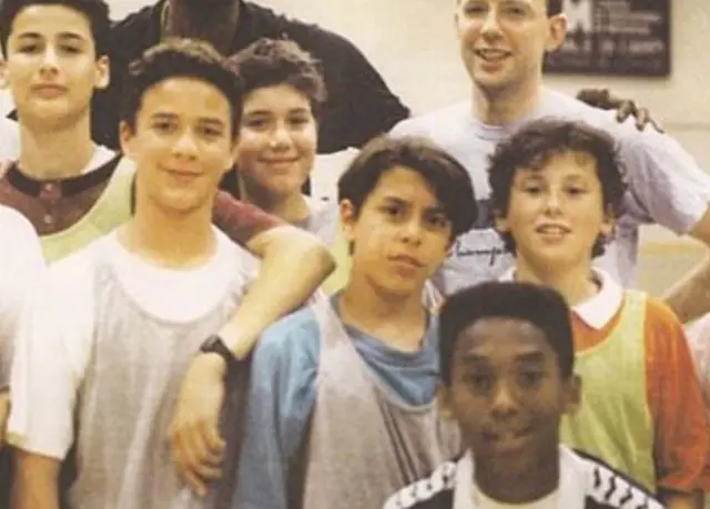 Kobe Bryant, İtalya'daki takım arkadaşlarıyla birlikteyken.