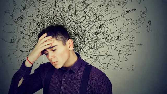 Adolescente tomándose la cabeza.