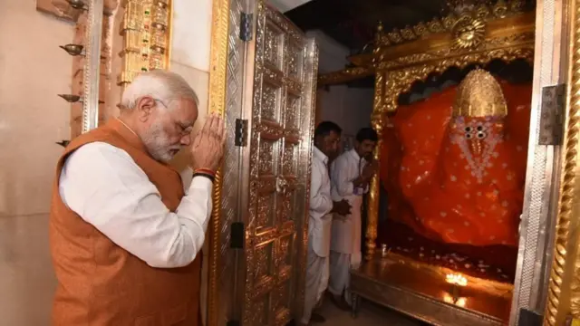 मंदिर में नरेंद्र मोदी