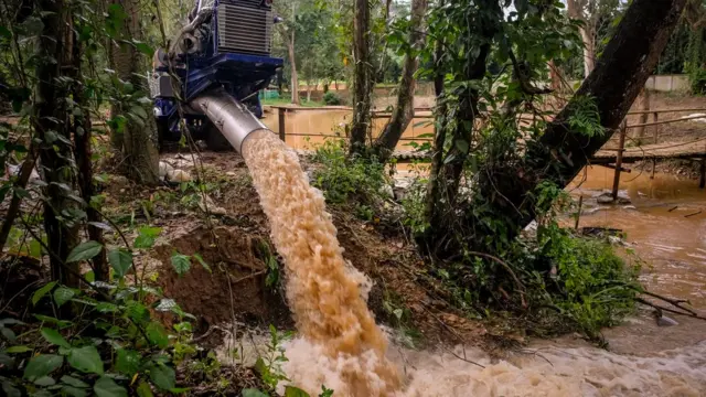 การเร่งสูบน้ำและระบายน้ำออกไปคือภารกิจสนับสนุน การค้นหา 13 ชีวิตทีมหมูป่า อะคาเดมี แม่สาย