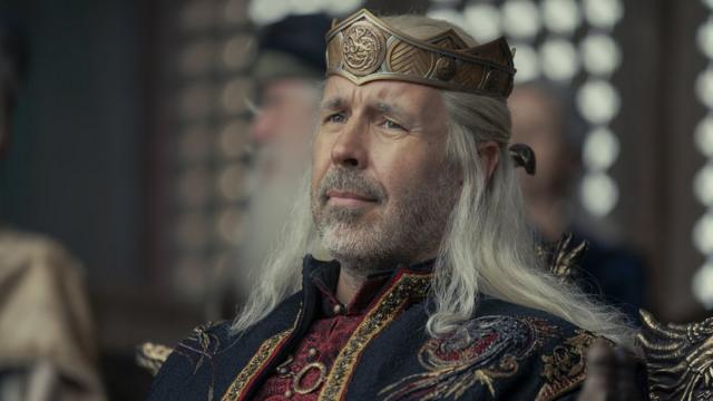 O ator britânico Paddy Considine faz o rei Viserys Targaryen