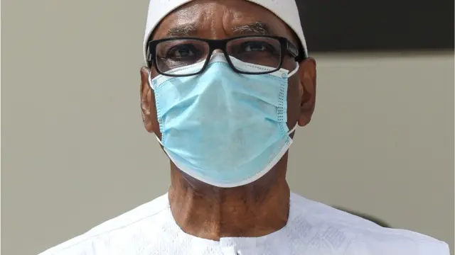 Le président malien Ibrahim Boubacar Keita porte un masque facial lors du sommet du G5 Sahel à Nouakchott, Mauritanie le 30 juin 2020