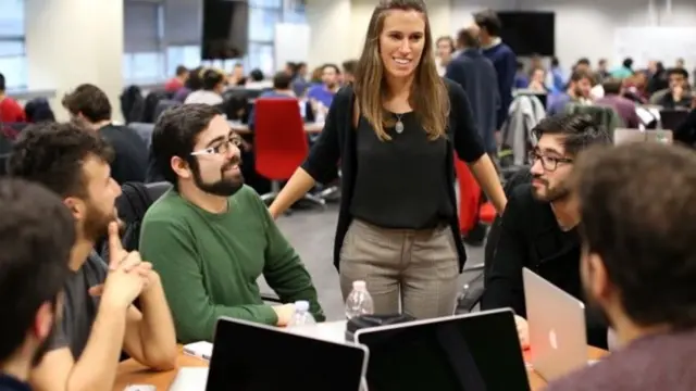 Estudiantes de la academia de Apple.