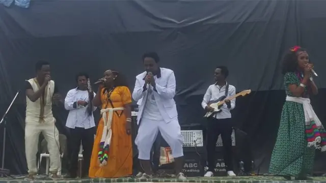 ፀሃየ ኣብ ዝተፈላለዩ መድረኻት እናተዓደመ ይደርፍ