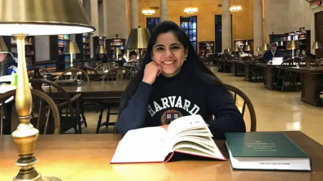 Dafne Almazán sentadaredbet roletauma biblioteca com um moletom onde lê-se Harvard. Jovemredbet roleta17 anos foi aceita no cursoredbet roletamatemática da instituição