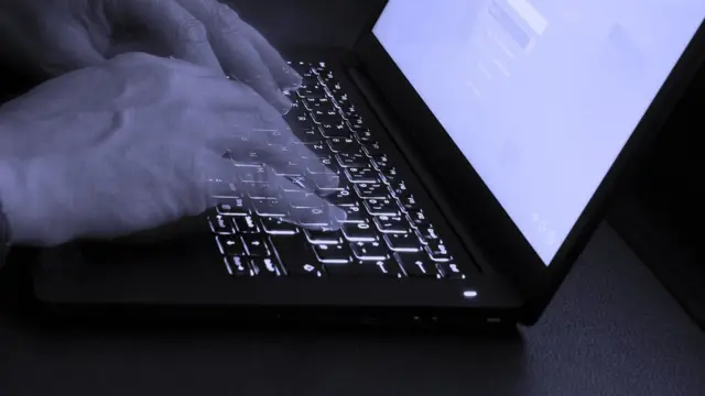 Manos en un teclado de computadora.