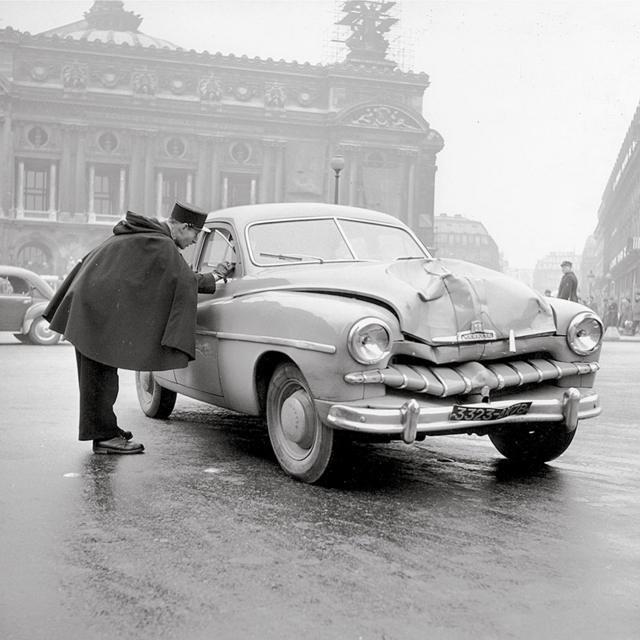 1950年代巴黎歌剧院前车祸现场警察与司机交谈