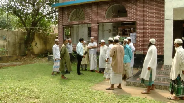 সাভারের দত্তপাড়ায় মসজিদে যোহরের নামাজের পর গ্রামের কয়েকজন মুসল্লির সঙ্গে।