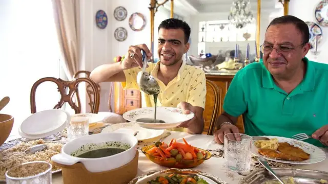 طارق حلمي (هنا مع صديق) يأكل الملوخية مرتين أسبوعيا مع الأرز