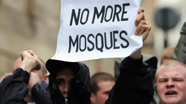 Участник анти-экстремистской демонстрации в Бирмингеме в 2009 году