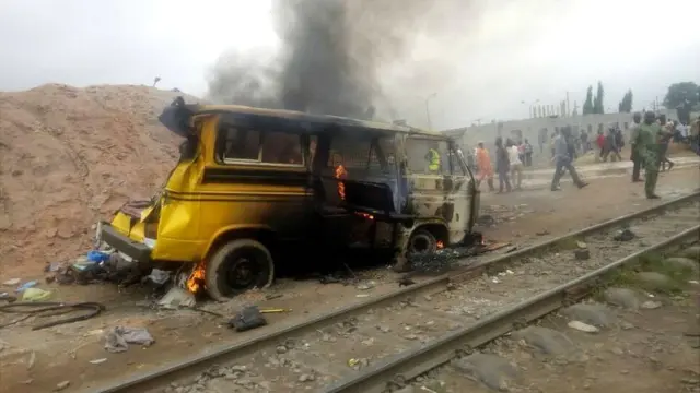 Ọ́kọ bọọsi to jona ni oju rin pẹlu awọn eeyan miran