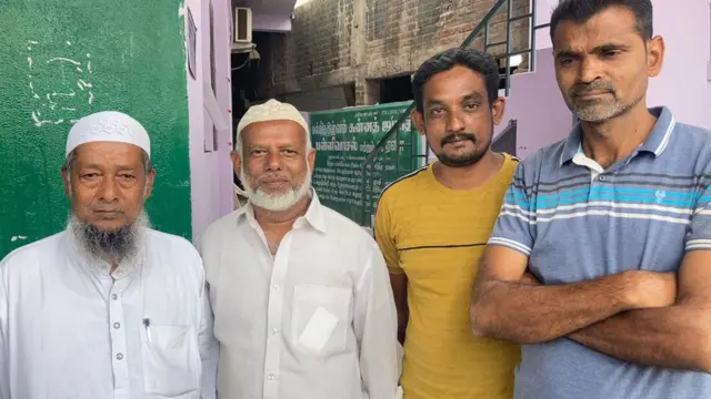 ஐ.எம். முபாரக் அலி (இடமிருந்து இரண்டாவது)