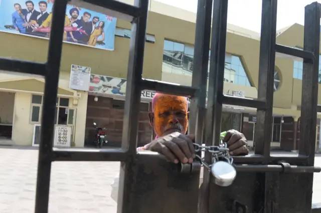 હૈદરાબાદમાં 2 માર્ચ 2018માં એક બંધ સિનેમાગૃહને દરવાજા પર તાળુ લટકી રહ્યાની તસવીર