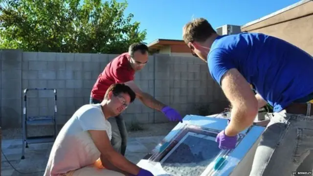 વૉટર હાર્વેસ્ટર મશીન પર કામ કરતા વૈજ્ઞાનિકો