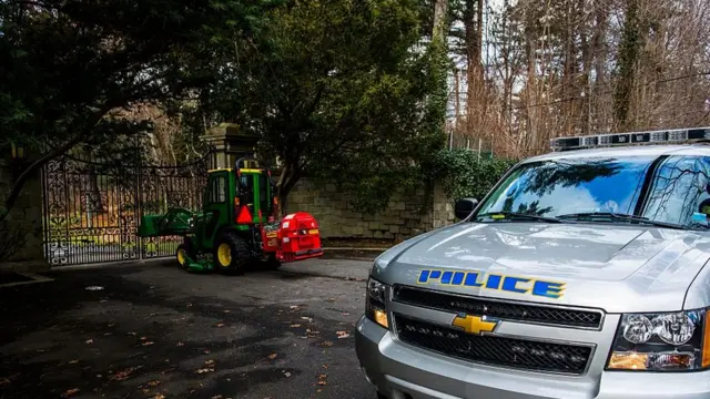 Un auto de la policía frente a la fachada de la mansión de los rusos en Nueva York.
