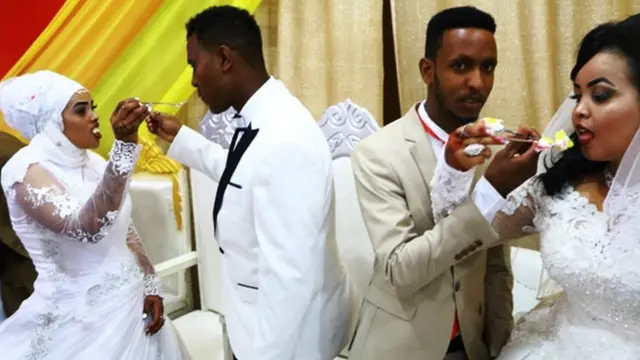 Maamulkii Cabdi Maxamuud ayaa aroos wadareed u sameeyay beelaha la heyb sooco iyo kuwo kale