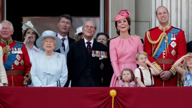 Королевская семья на балконе Букингемского дворца