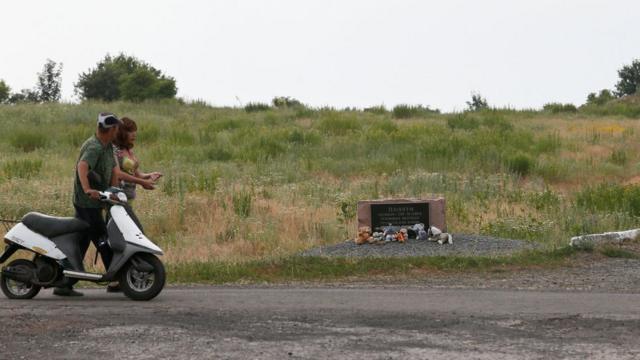 Пам'ятний знак на місці падіння боїнга MH17 поблизу села Грабове, яке контролюють бойовики. Червень 2019 року