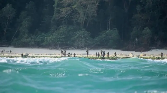 Tribu en la orilla.