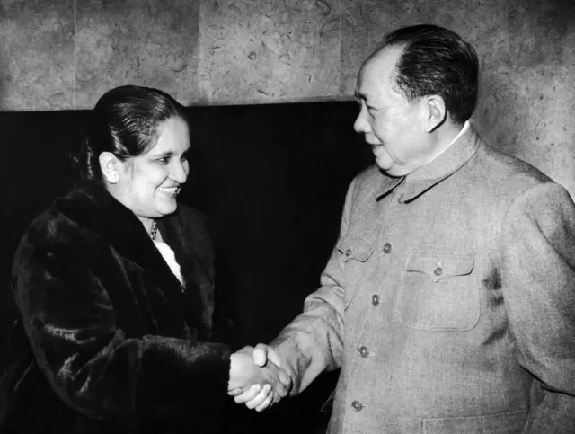 UNSPECIFIED - JANUARY 09: Mao Tse Tung And Sirima Bandaranaike, 1963 (Photo by Keystone-France/Gamma-Keystone via Getty Images)