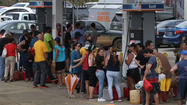 En San Juan se forman filas de hasta seis horas para comprar gasolina.