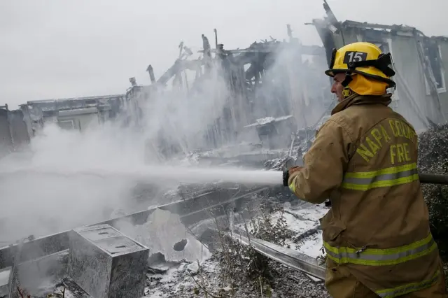 Bombero en un edificio colapsado
