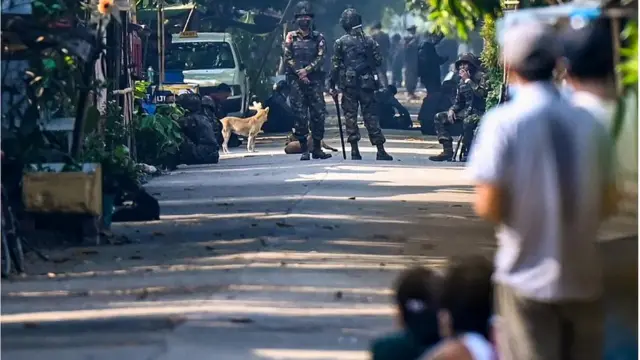 မလွှကုန်း မီးရထားအိမ်ရာ၀င်းထဲ ၀င်စီးနင်း