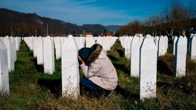 Mujer en un cementerio