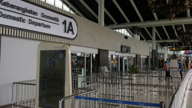 Suasana lengang di Terminal 1 A Bandara Soekarno Hatta, Tangerang, Banten, Jumat (27/03).
