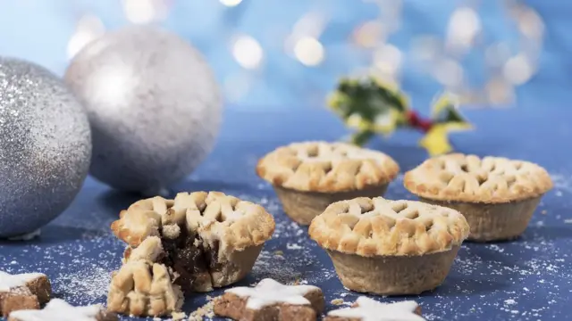 Класичні тарталетки з сухофруктами у різдвяному антуражі