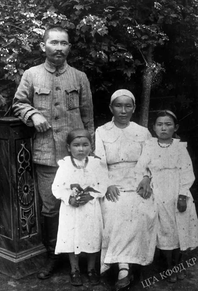 Кара Кыргыз Автономиялык ревкомунун жетекчиси Иманаалы Айдарбеков үй-бүлөсү менен. Пишпекте 1922-жылы тартылган сүрөт. Мамлекеттик архив