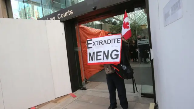 احتجاجات ماكس وانغ، خارج المحكمة حيث ظهرت المديرة المالية لشركة هواوي، منغ وانزو، في المحكمة العليا في كولومبيا البريطانية في 6 مارس/آذار 2019 في فانكوفر، كندا