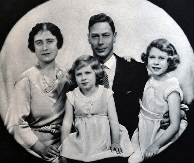 La joven princesa Isabel, a la derecha, con su hermana pequeña Margarita y sus padres cuando eran duque y duquesa de York.